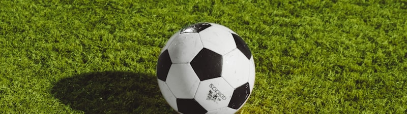 世界杯小组赛激烈对抗瞬间